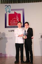 <br />Chung Lap Fai (Hua Ting) wins the Vismark Asian Cuisine Chef of the Year award! Director of Sales & Marketing, Vismark Food Industries, Mr Steve Tan is presenting the award