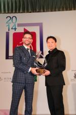 <br />Owen Edson receives the Citibank Restaurant Manager of the Year award on behalf of Will Simons (Osteria Mozza). Senior Vice President, Head of Business Alliance Unit, Credit Payment Products, Citibank Singapore Limited, Mr Charlie Ang presents the award.