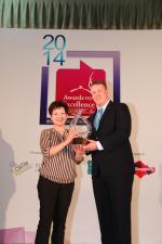 <br />Regional Manager, Meiko, Mr Rudolf Kitzbichler presents Hua Ting Restaurant, Orchard Hotel with the Meiko Asian Restaurant of the Year!