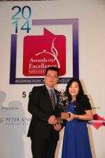 <br />International Sales Manager, Sico Asia, Ms Jannes Toh presents the Sico Asia Banquet Manager of the Year award to William Lee (Capella Singapore)
