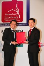 <br />Chief Executive, Singapore Tourism Board, Mr Lionel Yeo presenting the Hall Of Fame plaque to Chef Yong Bing Ngen
