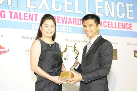 <br />Indoguna is the Wine Distributor Of The Year and presenting the award is Kuek Wei Jun of Foodservice Consultants Singapore.