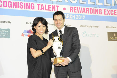 <br />The amiable Paolo Colzani is the Citibank Restaurant Manager of the Year! He is receiving the award from Alice Fok, country marketing director for Citibank Singapore Limited. <br />