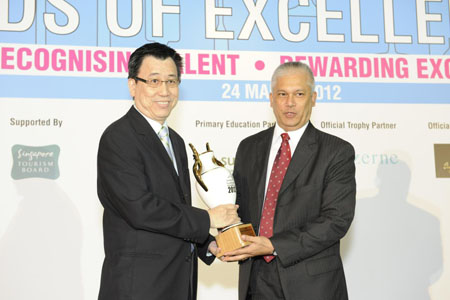 <br />Chris De Silva takes the prize of Sia Huat Food & Beverage Manager of the Year! He receives the award from Tan Choon Boon, Managing Director of Sia Huat Pte Ltd. <br />