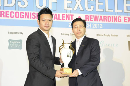 <br />The hard work paid off for Joel Lau from Sheraton Towers Singapore as he walks away with the Sico Asia Banquet Manager of the Year. Trophy is presented by Charles Wong, Regional Manager for Sico Asia. <br />