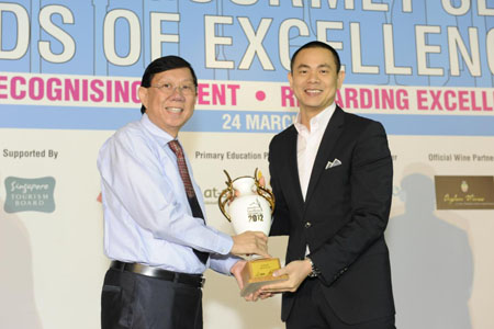 <br />A second win for the day as Chef André Chiang picks up the title of KitchenAid Chef Of The Year! Presented by the General Manager of Mayer Marketing, Mr. Tan.