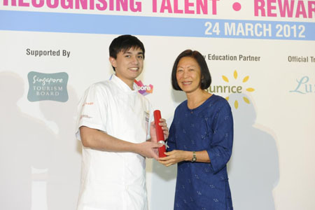 <br />The chance to learn from the best in culinary is Roberto Antonio III Abello who wins the At-Sunrice GlobalChef Academy and Johnson & Wales University Culinary Scholarship. He is receiving the award from Dr Kwan Lui, Founder/Director of At-Sunrice GlobalChef Academy. <br />