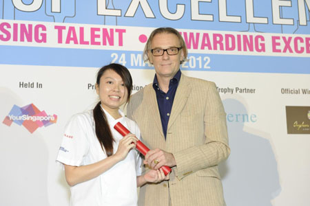 <br />Ivy Ng receives the Valrhona Pâtisserie Scholarship from Vincent Bourdin, regional pastry consultant of Valrhona Far East Singapore Office.<br />