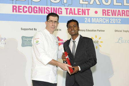 <br />Chief Executive Officer of At-Sunrice GlobalChef Academy Christophe Megel presents the scholarship to Saravanan S/O Thananjan. <br />