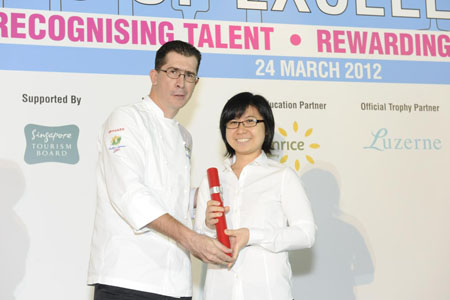 <br />Mabel Chung receives the scholarship from Chief Executive Officer of At-Sunrice GlobalChef Academy Christophe Megel Christophe Megel. <br />