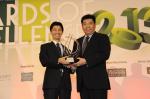 <br />Les Amis Restaurant, flagship of the Les Amis group, receives the award for the EuroCave Old World Wine List of the Year. Mr Daisuke Kawai receives the award from Mr Tan Wee Lee, Managing Director of Fine Brands Pte Ltd, the Exclusive Distributor for EuroCave.