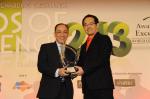 <br />Mr Lai Yau Tim of Tim’s Kitchen, Hong Kong, receives the
TungLok Asian Cuisine Chef of the Year (Regional) from Mr Andrew Tjioe,
Executive Chairman of Tung Lok Millenium Pte Ltd.